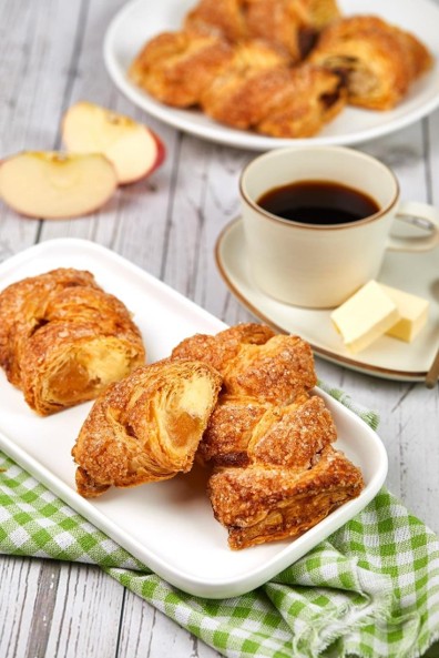 apple jam & cream cheese pastry.png