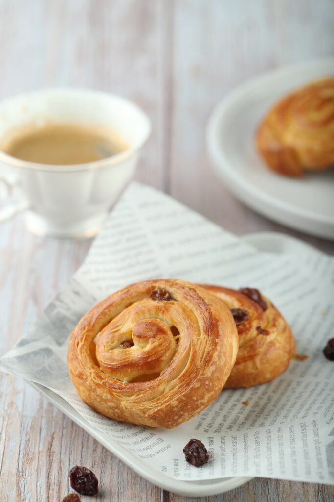 danish bread with raisin.png